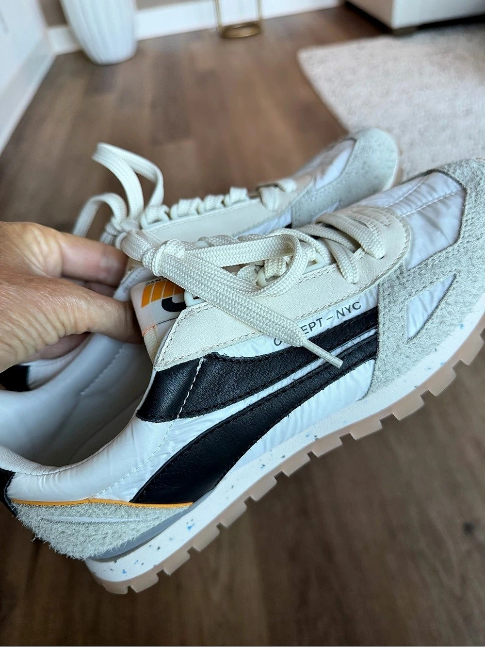 ONCEPT Cloud 5 Toronto Sneakers in White & Black Like New